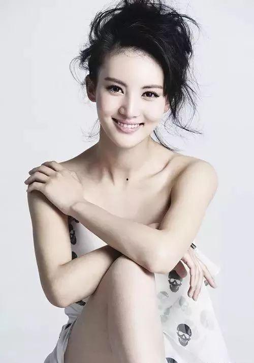 女明星代言面条店,面条店人气飙升，美味与时尚并存！